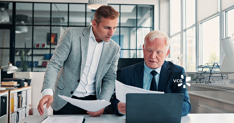 文件、商务男士及培训，有导师提供会计、审计反馈或建议。办公室会议中的文件工作、资深经理或指导团队进行财务簿记、协助或规划。图片素材