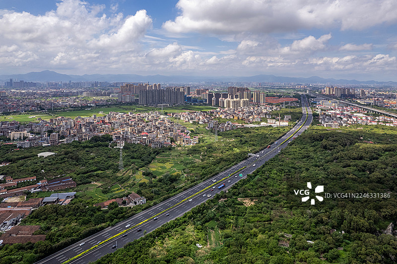 广袤的乡村地区复杂的公路立交桥的鸟瞰图图片素材