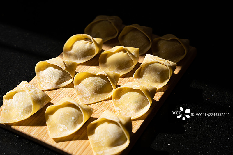 对比光下的饺子图片素材