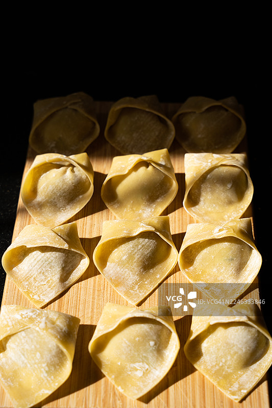 对比光下的饺子图片素材