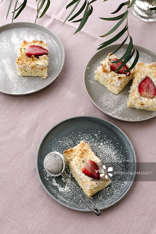 草莓椰子蛋糕图片素材