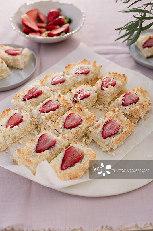 草莓椰子蛋糕图片素材
