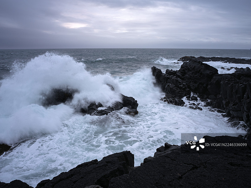 冰岛布里姆凯蒂尔令人着迷的巨浪图片素材