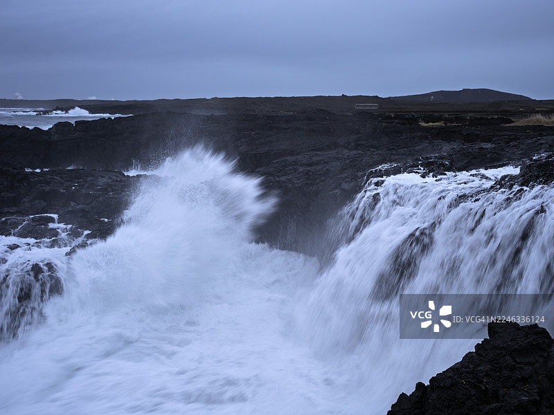 冰岛布里姆克提尔令人着迷的海浪力量图片素材