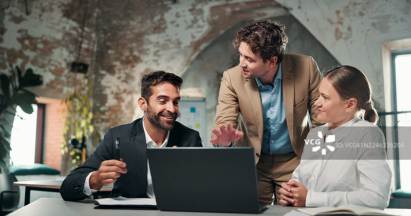 数字广告公司中，团队成员使用笔记本电脑进行会议、讨论，并为营销提案制定计划或构思。人们使用电脑进行头脑风暴、协作，以策划广告和推广活动。图片素材