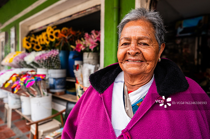 花店里一位花艺师的肖像图片素材
