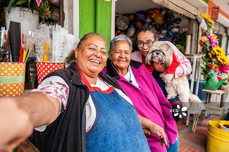 多代同堂的女商人在花店自拍——相机视角图片素材