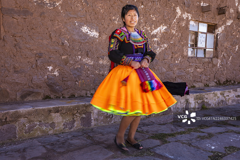 秘鲁的的的喀喀湖塔基雷岛上，年轻女子展示传统舞蹈图片素材