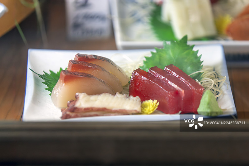 各式生鱼片拼盘 - 横滨野毛居酒屋窗户里写实的风化生鱼片食物模型图片素材