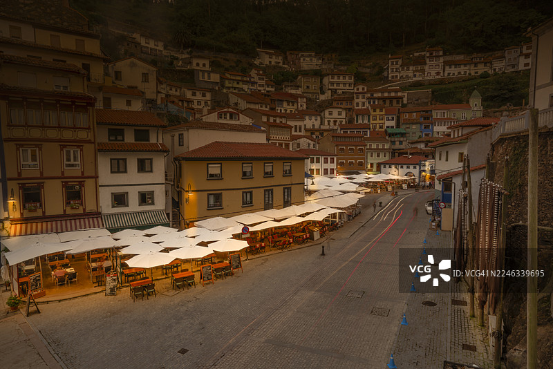 西班牙北部阿斯图里亚斯地区库迪列罗渔村的氛围夜景图片素材