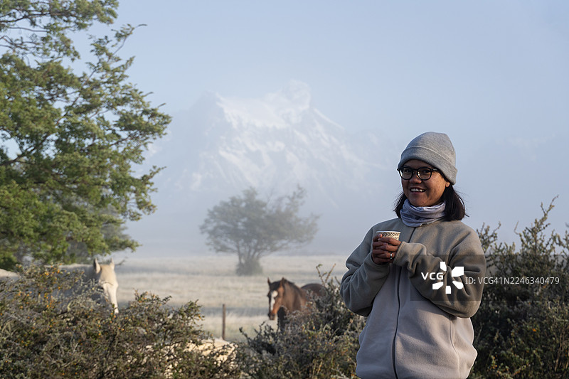 智利巴塔哥尼亚的女子在喝咖啡图片素材