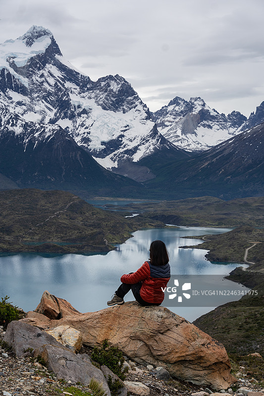 智利巴塔哥尼亚秃鹰观景点上坐着的女人图片素材