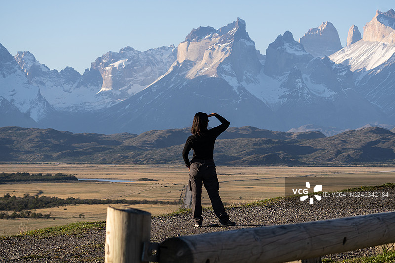 女子观看智利百内角山图片素材