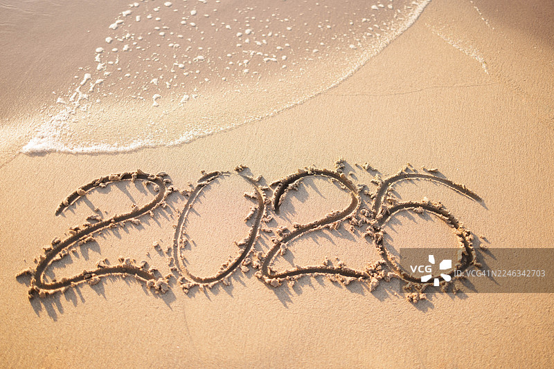 沙滩上写着“2026年即将来临的浪潮”图片素材