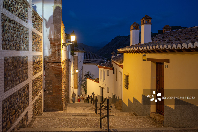 夜晚，西班牙村庄的街道，带有阶梯图片素材