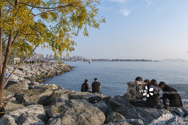 土耳其伊斯坦布尔卡迪柯伊区 Moda 码头的金色午后图片素材