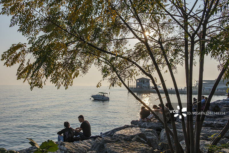 土耳其伊斯坦布尔卡迪柯伊区 Moda 码头的金色午后图片素材