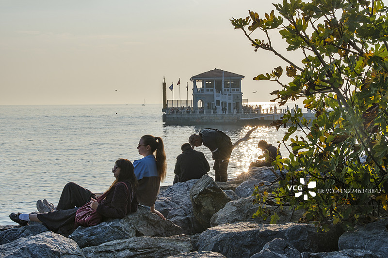 土耳其伊斯坦布尔卡迪柯伊区 Moda 码头的金色午后图片素材