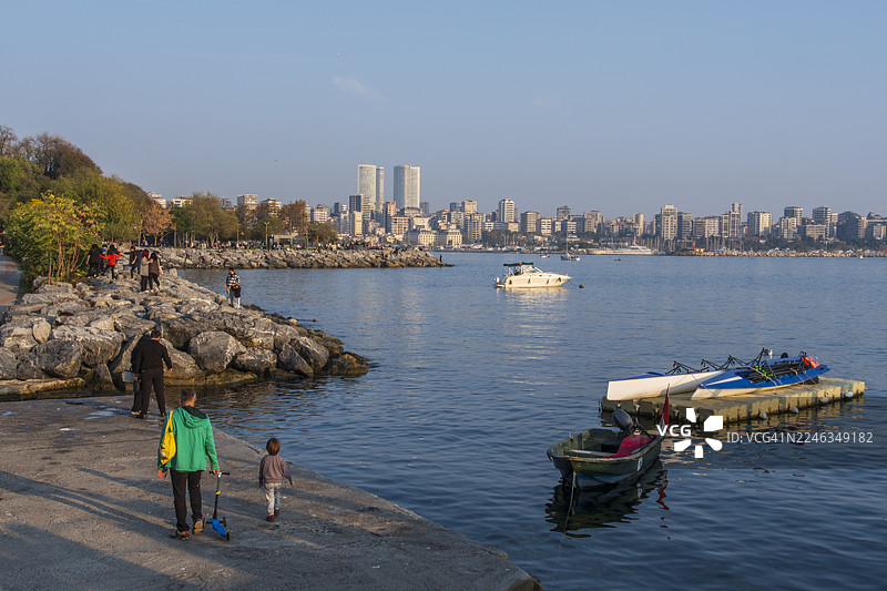 土耳其伊斯坦布尔卡迪柯伊区 Moda 码头的金色午后图片素材