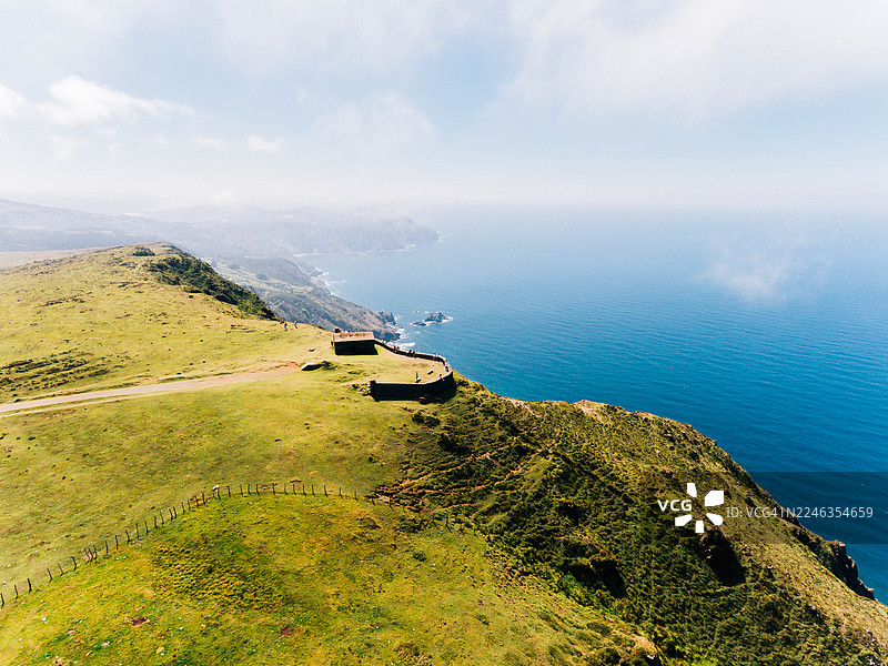 西班牙加利西亚赫尔贝拉加里塔悬崖、联合国教科文组织卡沃奥尔特加尔地质公园的航拍图图片素材