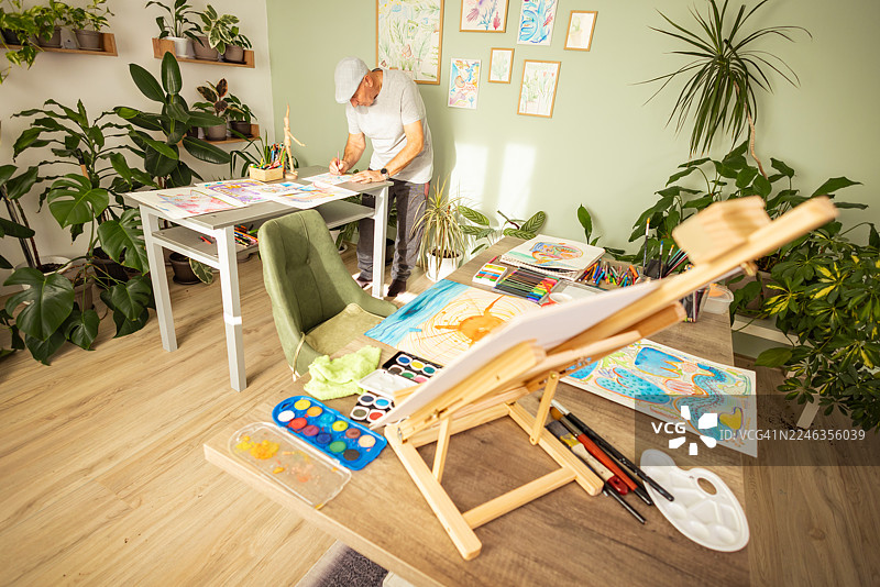 居家办公创意资深创意人士图片素材