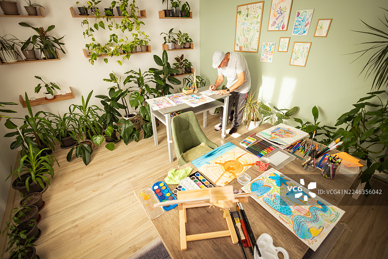 老年男子在线销售艺术品图片素材