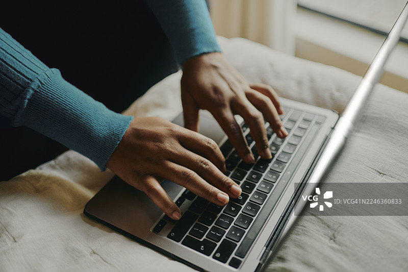 特写：手在笔记本电脑键盘上打字图片素材