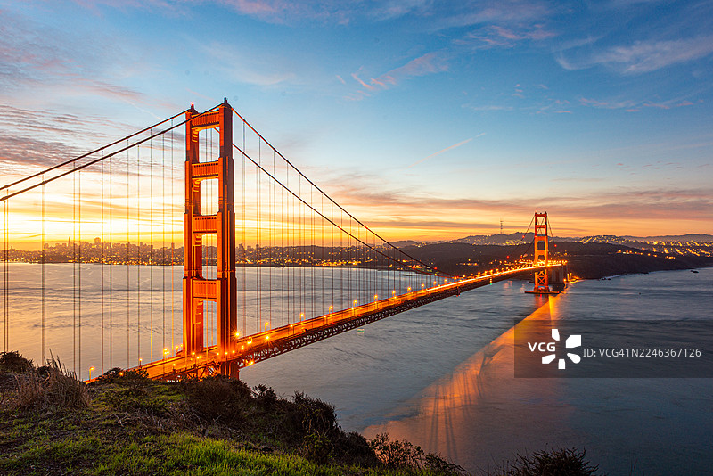 日出时分金门大桥亮灯，美国加利福尼亚州旧金山图片素材