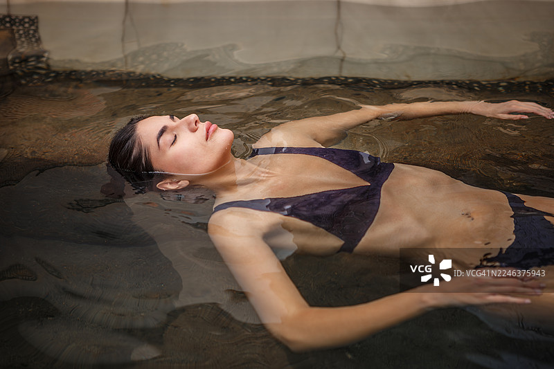 女子在阿尔梅里亚的 Sierra Alhamilla 温泉放松身心图片素材