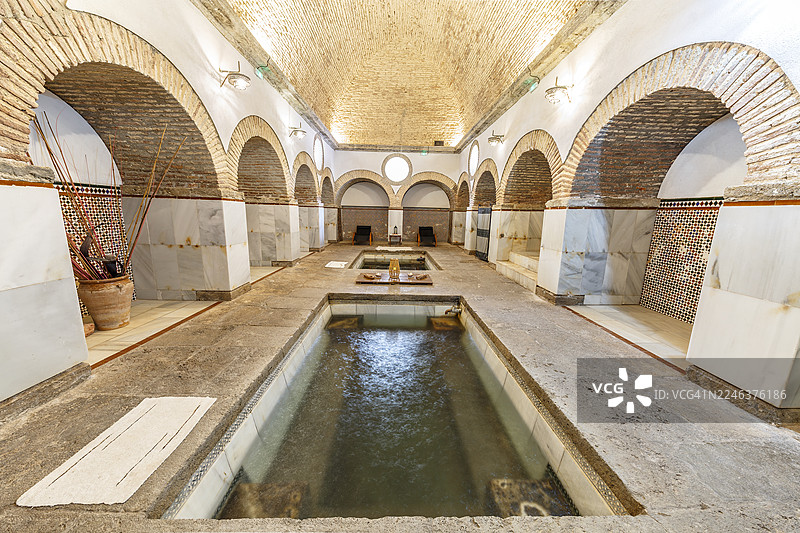 阿尔梅里亚塞拉·阿尔哈米利亚温泉浴场内部，具有拱形建筑特色图片素材
