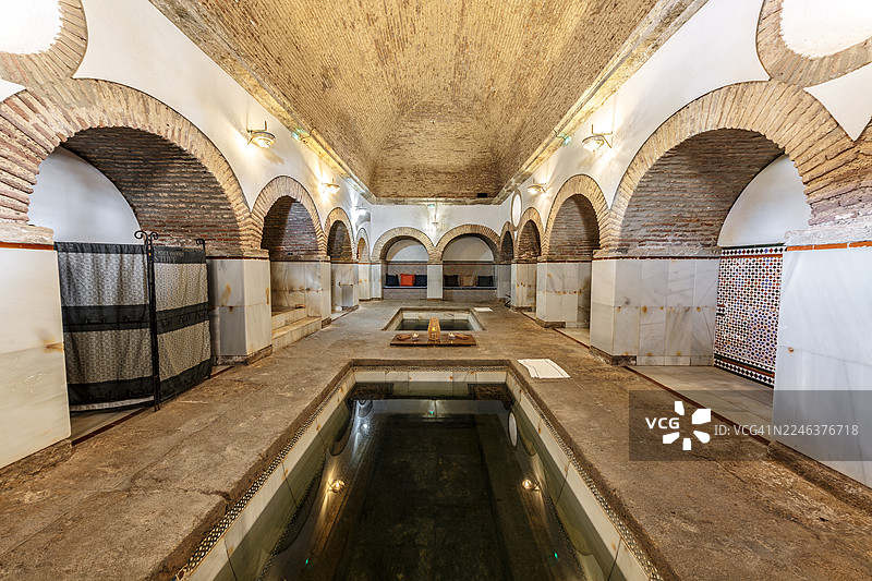 西班牙阿尔梅里亚，阿尔哈米利亚温泉浴场内部，有拱门和水池图片素材