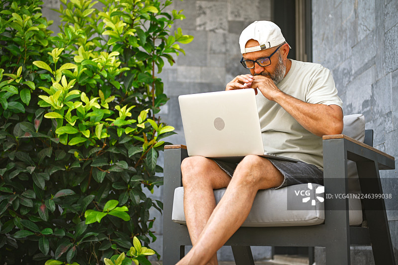 中年男子使用笔记本电脑图片素材