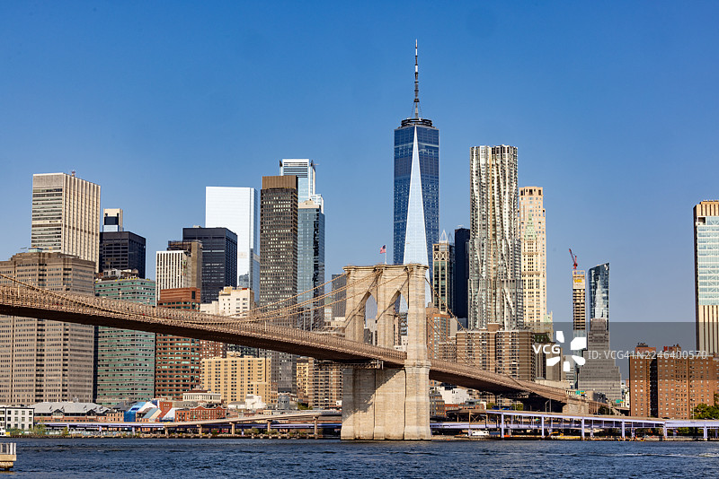 布鲁克林大桥跨越东河，望向纽约曼哈顿天际线图片素材