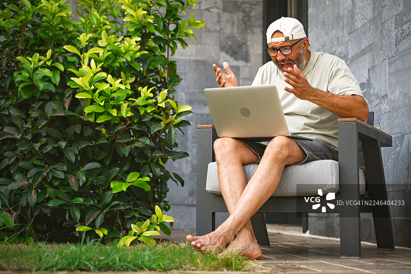 成熟的成年男子使用笔记本电脑图片素材