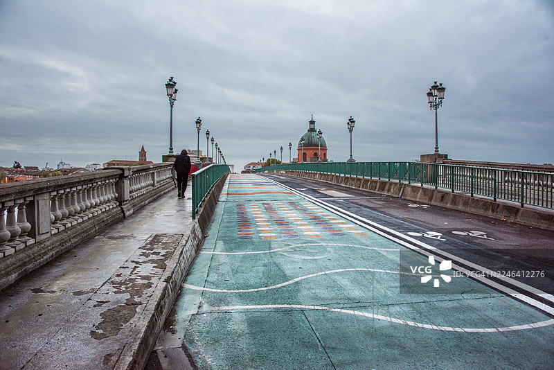 圣皮埃尔桥道路（设有行人与自行车道）图片素材