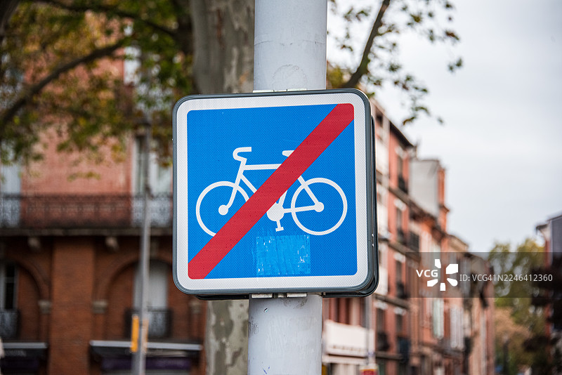 图卢兹居民区街道上的自行车路线结束交通标志图片素材