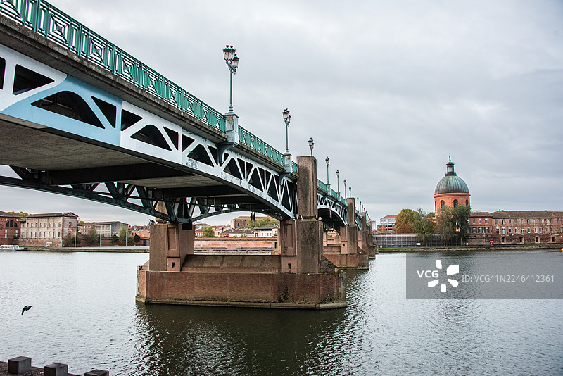 圣皮埃尔桥，带彩绘栏杆图片素材