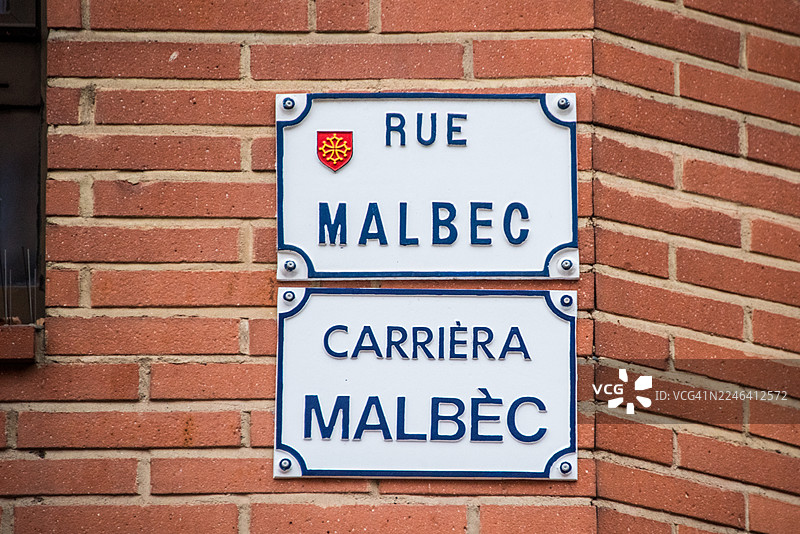 图卢兹市的“马尔贝克街”双语路牌图片素材