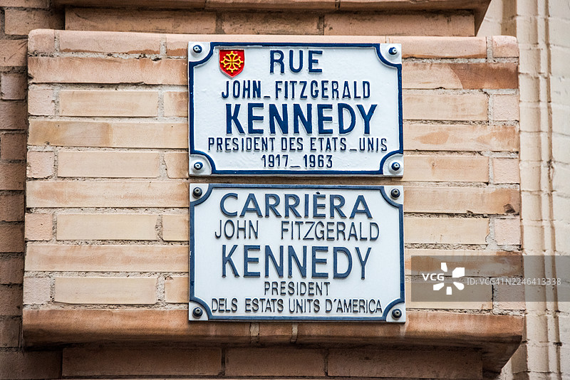 双语约翰·肯尼迪街标志图片素材