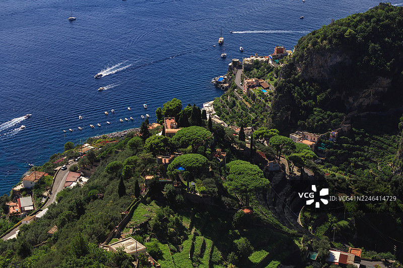 意大利拉韦洛别墅金布罗内，俯瞰阿马尔菲海岸线，郁郁葱葱的绿色山丘与深邃蔚蓝的第勒尼安海图片素材