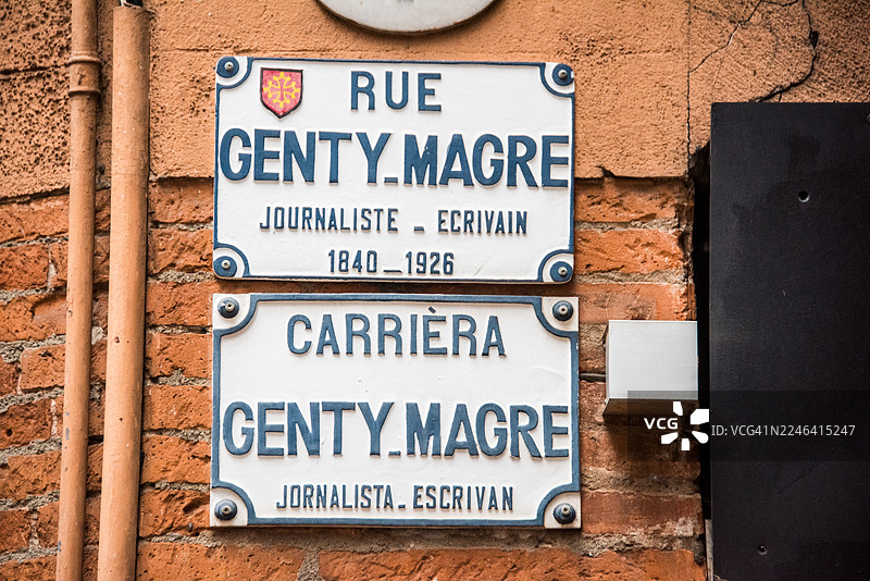 图卢兹纪念作家居让蒂-马格雷街的双语路牌图片素材