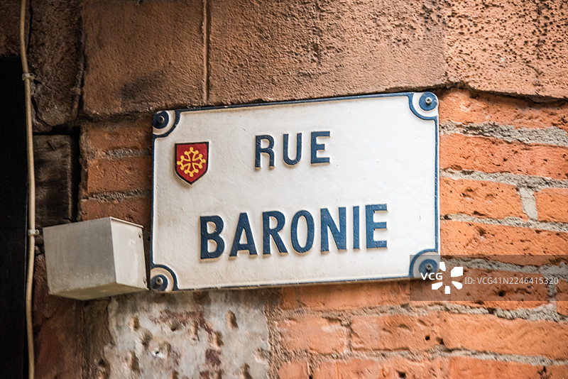图卢兹历史砖墙上的鲁巴罗尼街标志图片素材