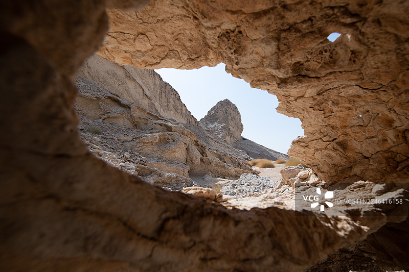 洞穴内岩层景观，眺望晴空下的沙漠风光，阿联酋艾因，杰贝勒哈菲特图片素材