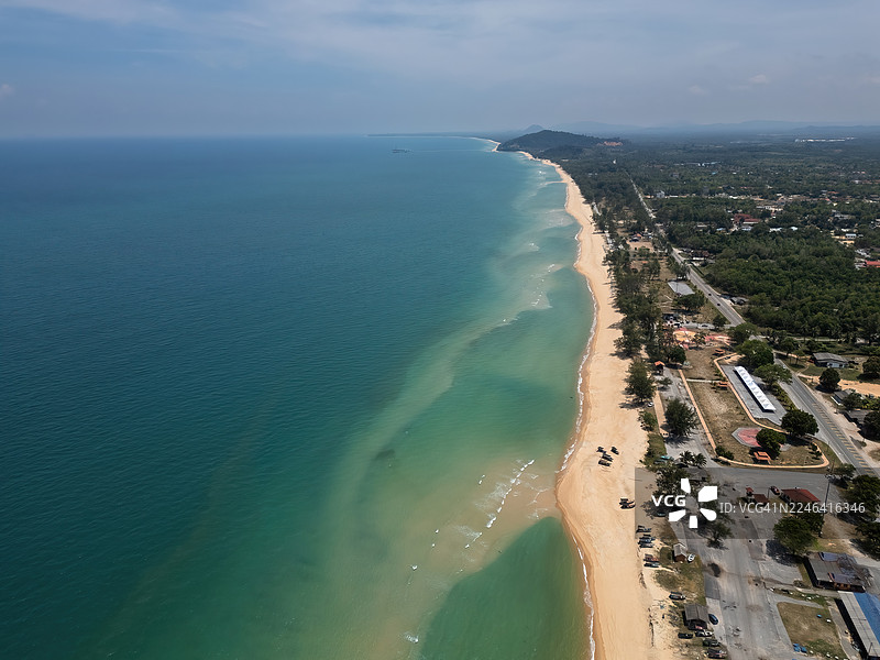 高角度俯瞰热带海滩，碧绿的海水，蓝天下的海滨小镇图片素材