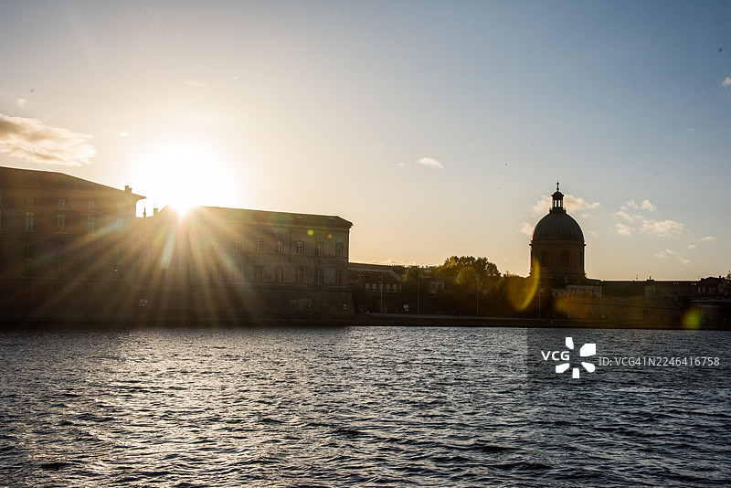 图卢兹拉格拉夫穹顶医院和加龙河的宽阔晚景图片素材