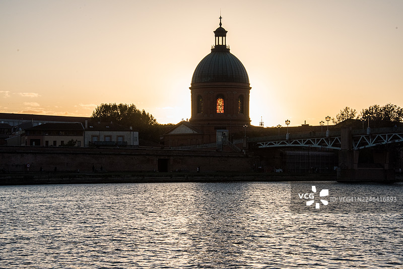 黄昏时分，加龙河畔图卢兹的拉格拉夫穹顶医院图片素材