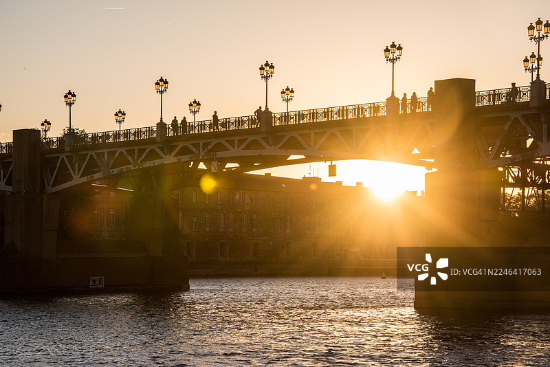 图卢兹加龙河畔圣皮埃尔桥和拉格拉夫医院的日落景象图片素材