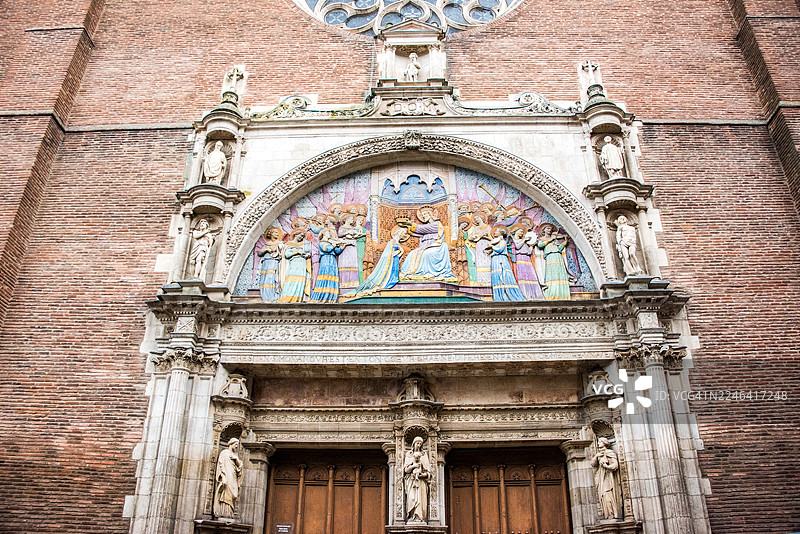 图卢兹圣母陶瓦教堂的西门廊和彩色陶瓷鼓室图片素材