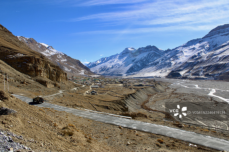 印度斯皮提谷的雪山风光，蜿蜒的公路和偏远村庄，卡扎，印度图片素材