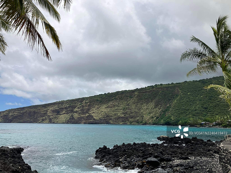夏威夷火奴鲁鲁风景，热带海洋，多云天空，郁郁葱葱的绿山和火山岩图片素材